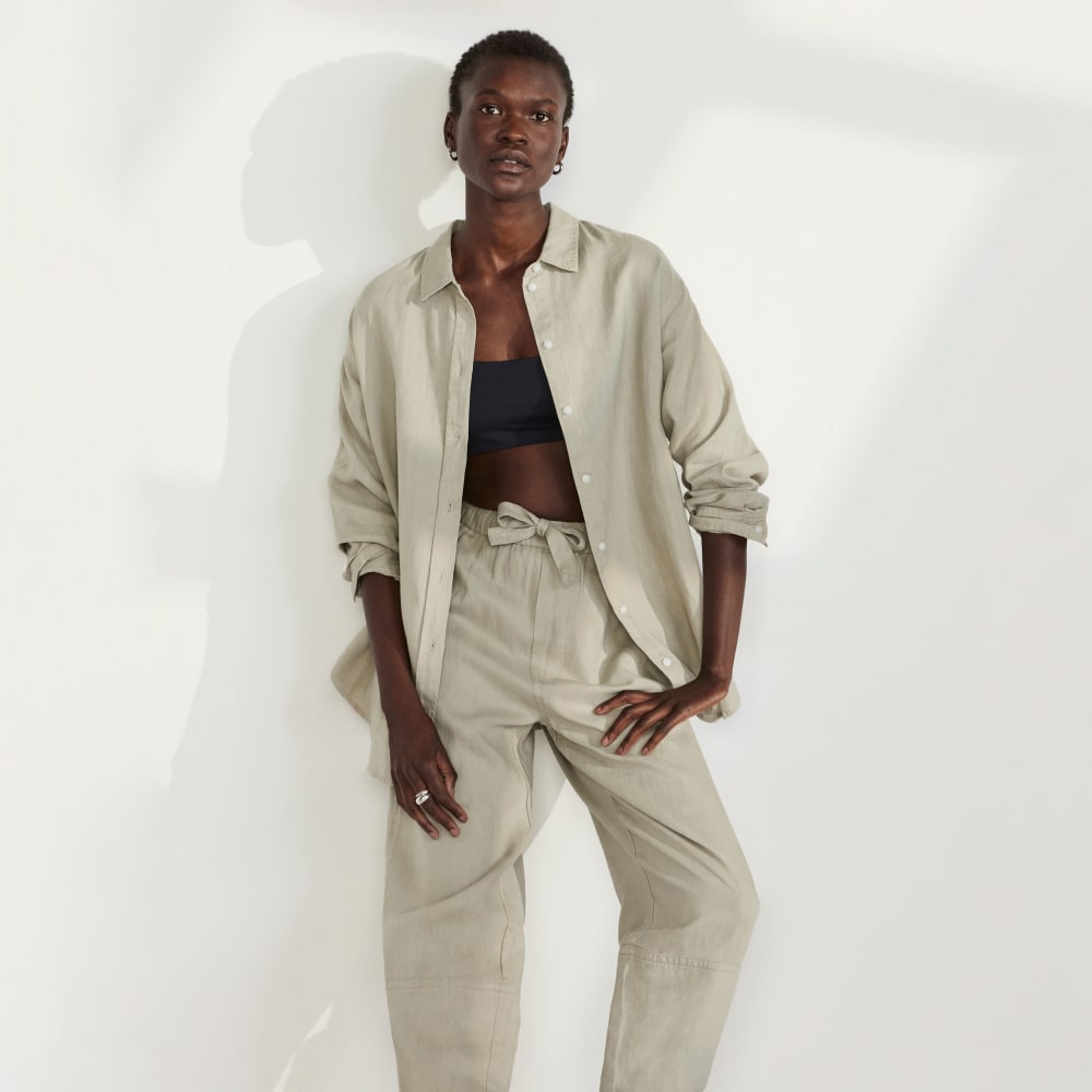The Must-Have Shirt in Linen in Seagrass — detail view
