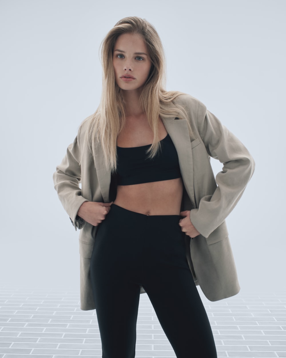 The Oversized Blazer in Stretch Linen in Trench Coat Khaki — detail view