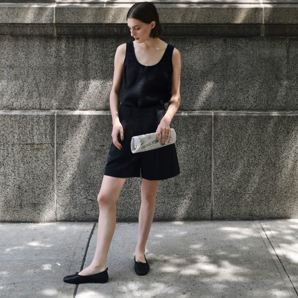 The Scoop Tank in Linen in Black — detail view